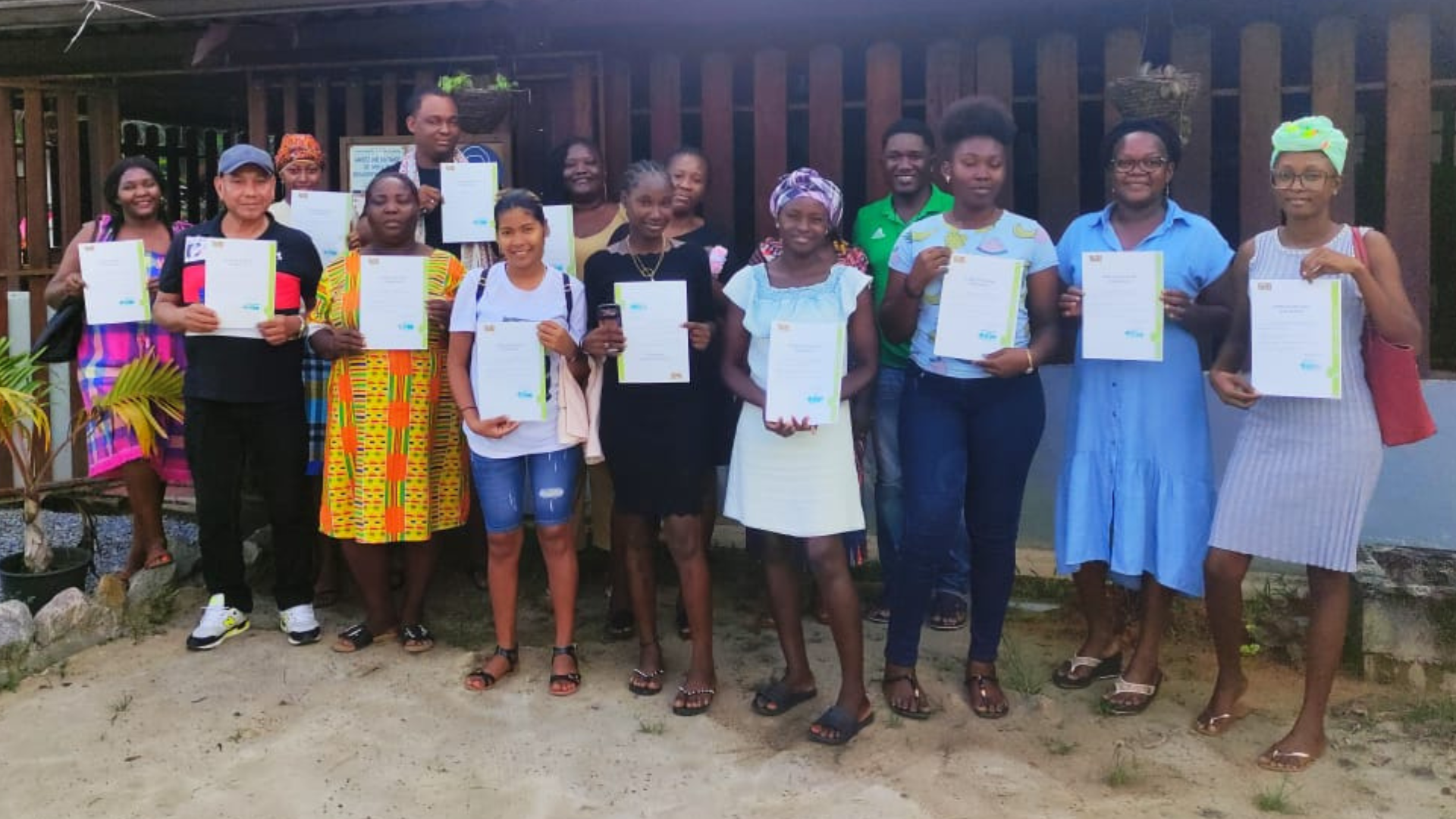 13 membres de l'association Mawina Piking reçoivent leur attestation de formation pour la constitution de leur dossier de carte de séjour