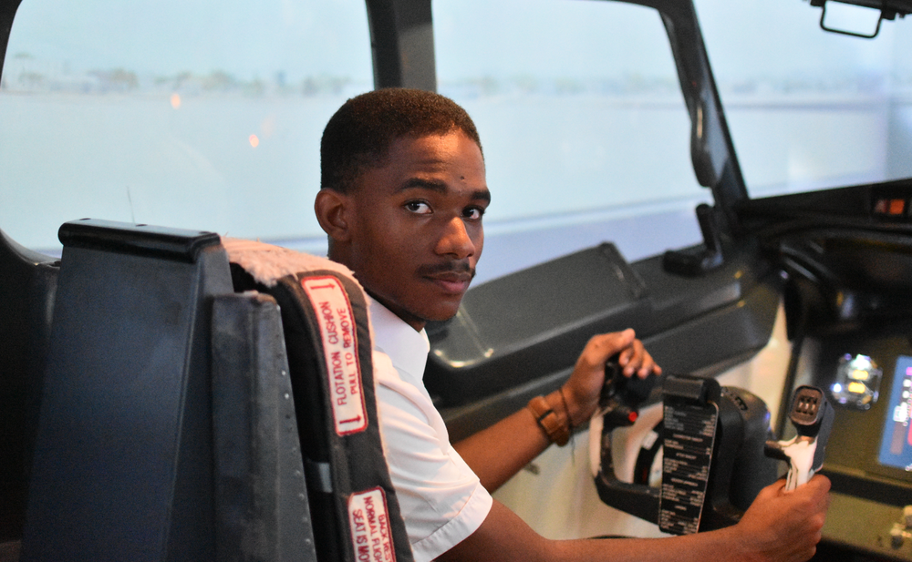 Guarik Landry, 18 ans, devient le plus jeune pilote de ligne en Europe